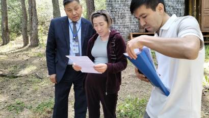Рабочая группа по обследованию готовности зон отдыха к приему отдыхающих посетила зоны отдыха расположенных на берегу озера Шалкар. В ходе рабочей поездки представителям зон отдыха были розданы памятки по вопросам ЧС и СЭС.