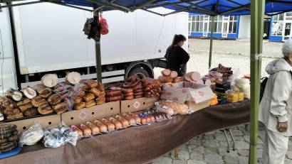 В рамках стабилизации цен на продукты питания в селе Саумалколь предпринимателями городов Астана и Караганды проведена выездная ярмарка &quot;Кочевников&quot;.